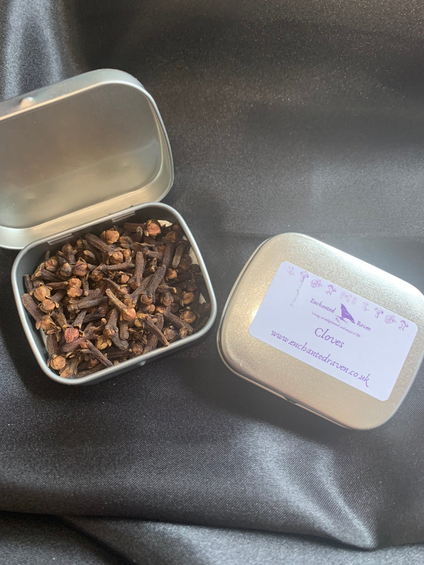 Cloves whole